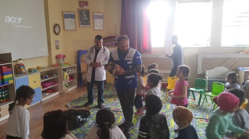 Hakkarili &ouml;ğrencilere &rsquo;hayvan sevgisi&rsquo; anlatıldı