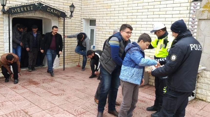 Emniyetten, cami cemaatine lokum ikramı