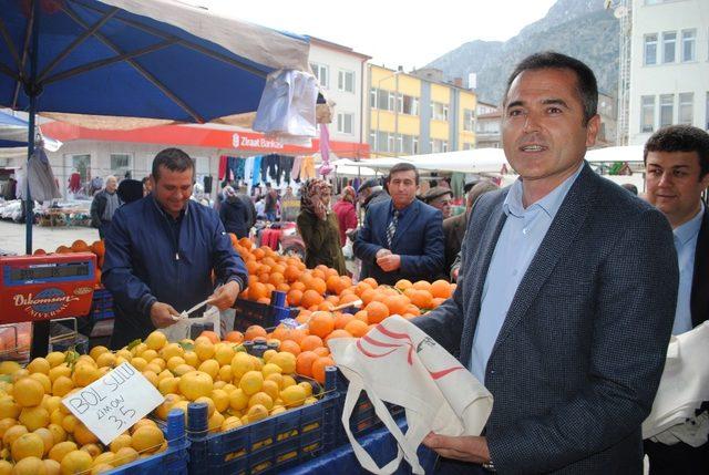 Eğirdir Kaymakamı Akdaş’dan pazardaki vatandaşa bez çanta