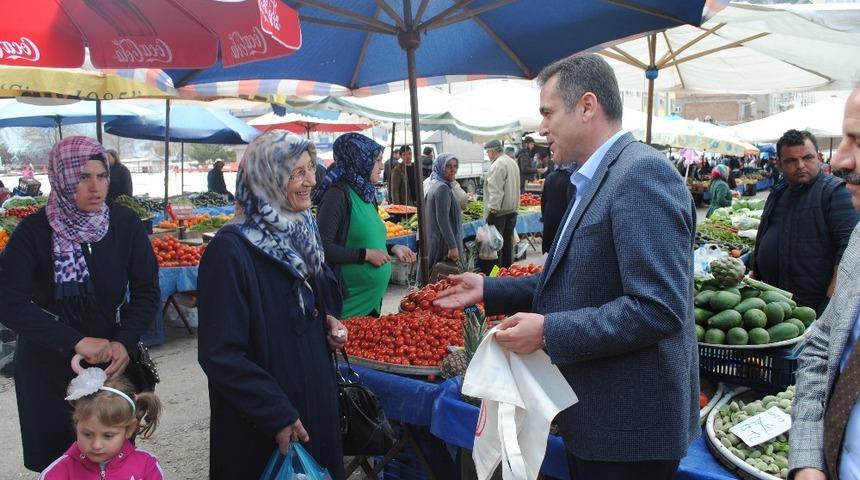 Eğirdir Kaymakamı Akdaş’dan pazardaki vatandaşa bez çanta