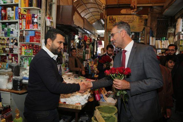 Eyyübiye Belediye Başkanı Mehmet Kuş esnafa karanfil verdi