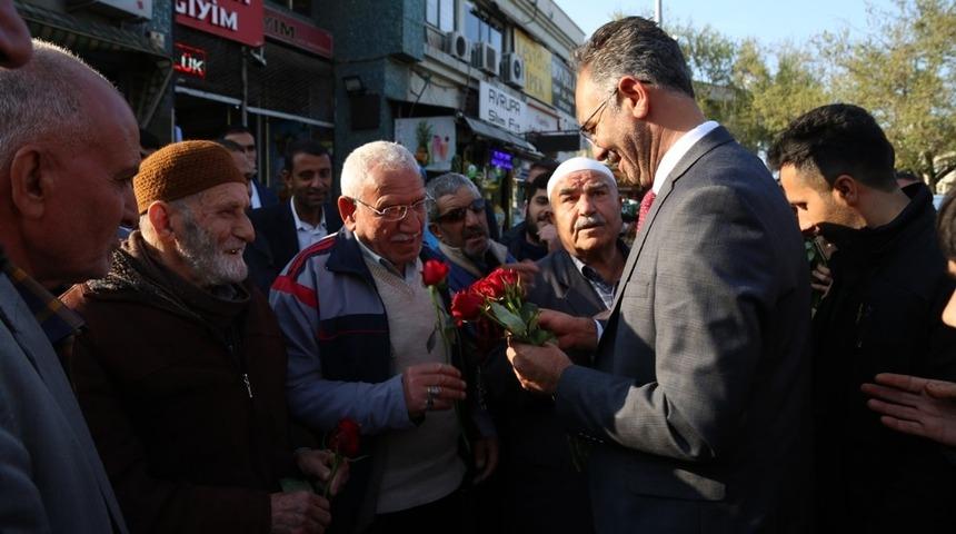 Eyy&uuml;biye Belediye Başkanı Mehmet Kuş esnafa karanfil verdi