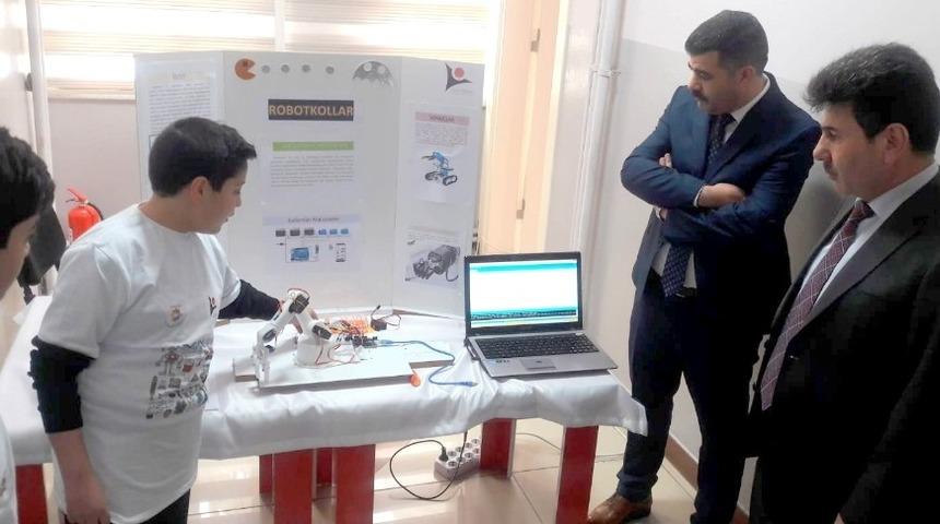 Rekt&ouml;r Karacoşkun Bilim Fuarına Katıldı