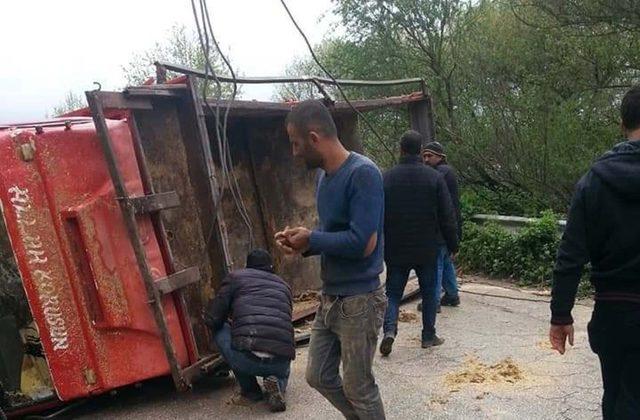 Şanlıurfa’da saman yüklü kamyon devrildi