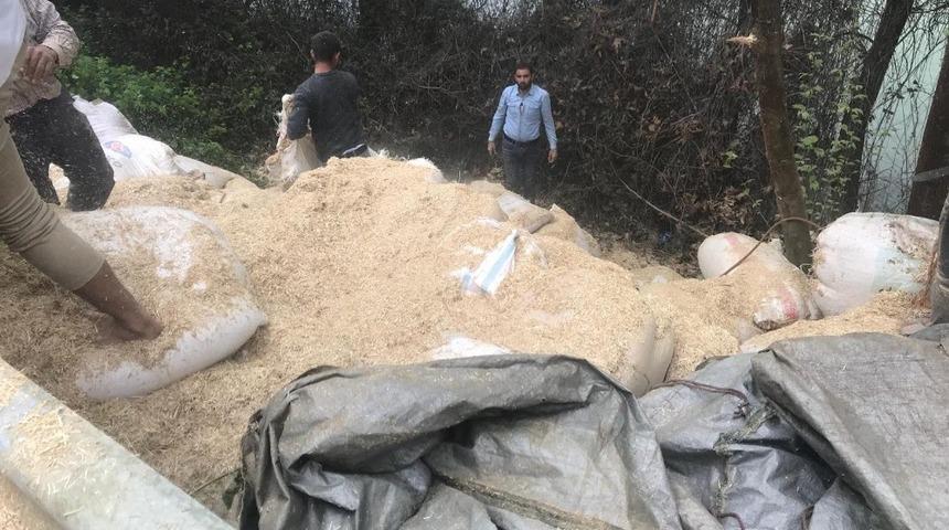 Şanlıurfa&rsquo;da saman y&uuml;kl&uuml; kamyon devrildi