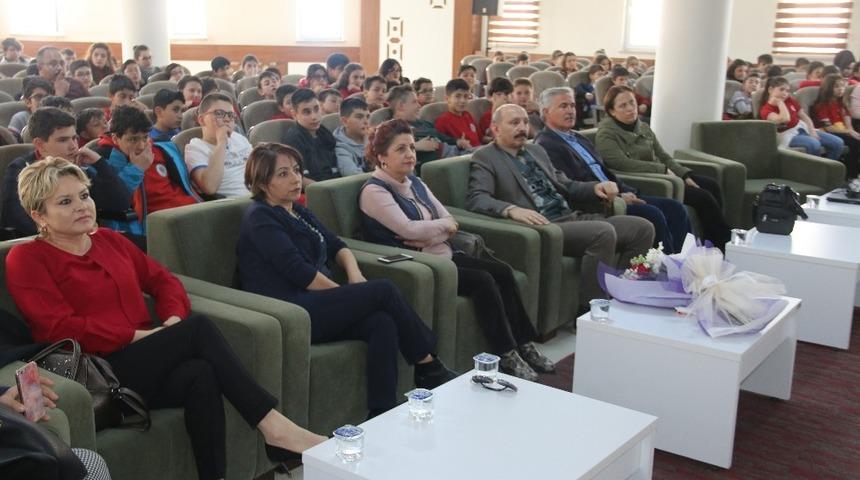&Ouml;ğrenciler &ldquo;Dijital D&uuml;nya&rdquo; konusunda bilgilendirildi