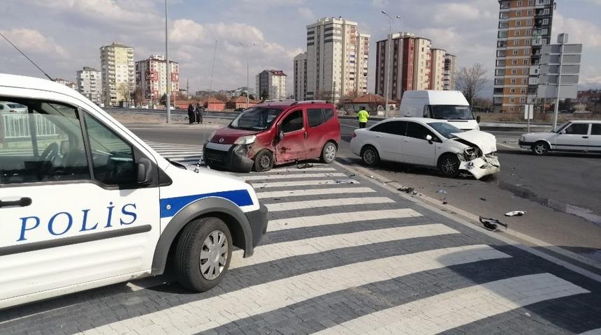 Otomobiller &ccedil;arpıştı: 3 yaralı