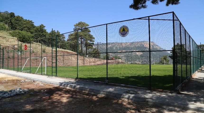 Erdemli’de her mahalleye futbol sahası