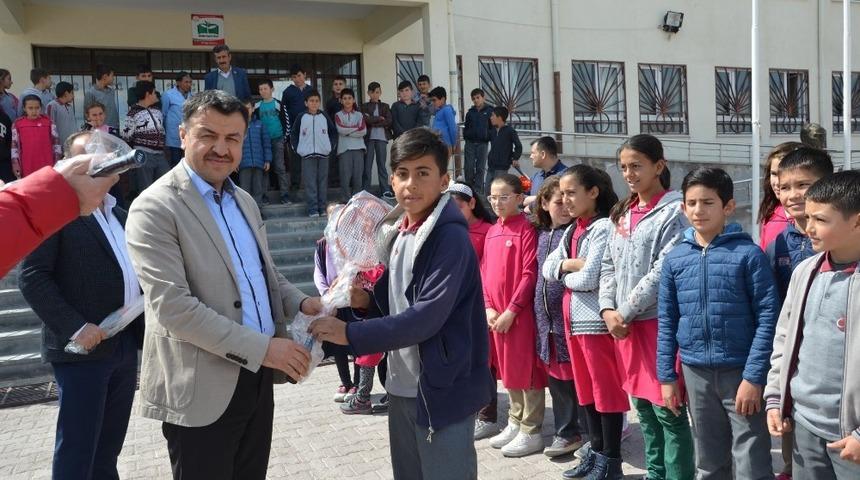 &rsquo;Orda Bir K&ouml;y Var Uzakta&rsquo; Projes Mutluluk Dağıtıyor