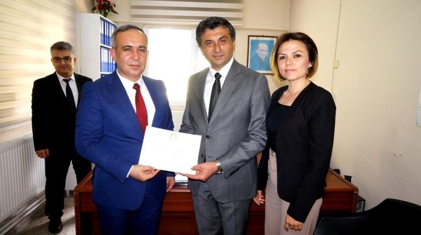 Sarıg&ouml;l Belediye Başkanı Sel&ccedil;uk mazbatasını aldı