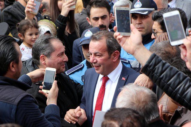 Bolu'da CHP'li Özcan, Kuran'a el basarak yemin edip, göreve başladı