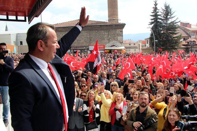 Bolu'da CHP'li Özcan, Kuran'a el basarak yemin edip, göreve başladı