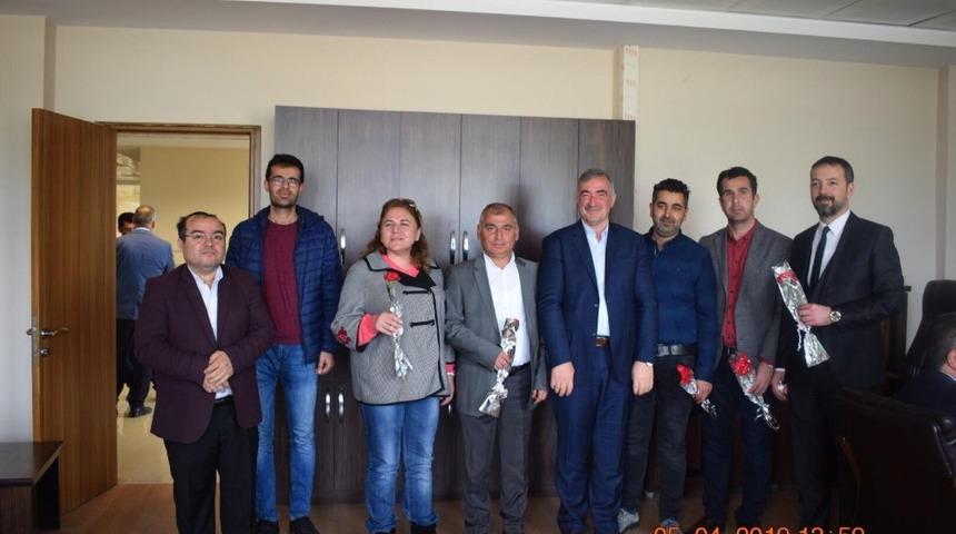 &Ccedil;i&ccedil;eği burnunda başkandan avukatlara &ccedil;i&ccedil;ek jesti