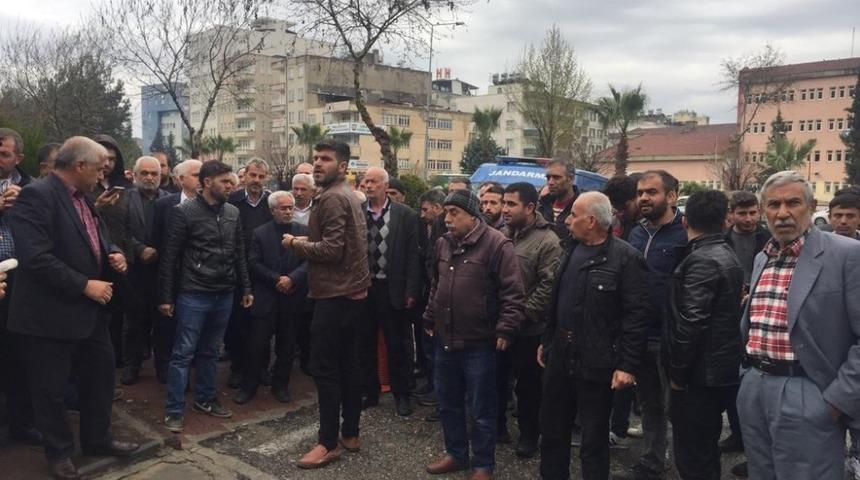 Bağımsız aday Buz taraftarları adliye &ouml;n&uuml;nde toplandı