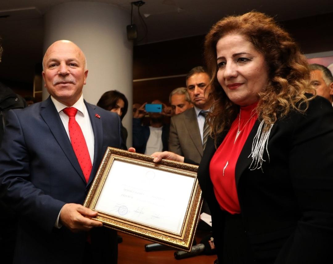 Başkan Sekmen yoğun ilginin g&ouml;sterildiği t&ouml;rende mazbatasını aldı