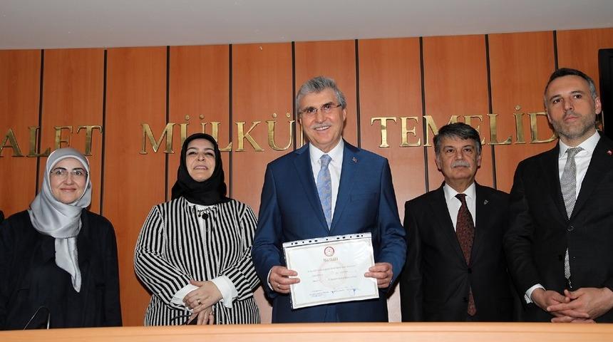 Başkan Ekrem Y&uuml;ce mazbatasını aldı