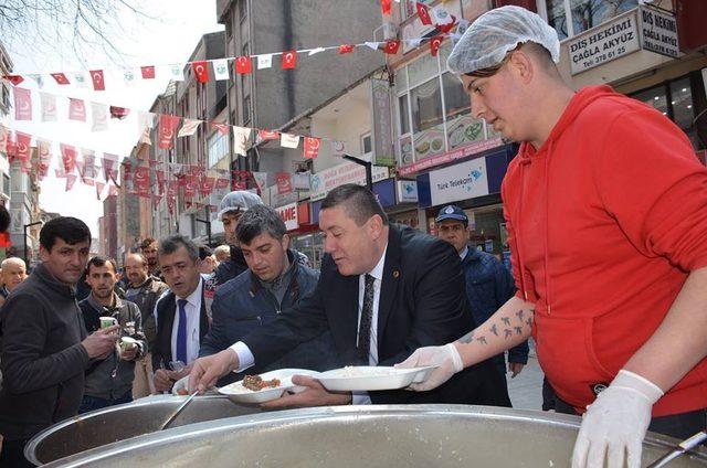 Nuri Tekin kazandı, etli pilav dağıttı