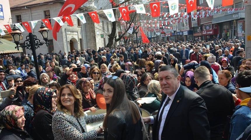 Nuri Tekin kazandı, etli pilav dağıttı