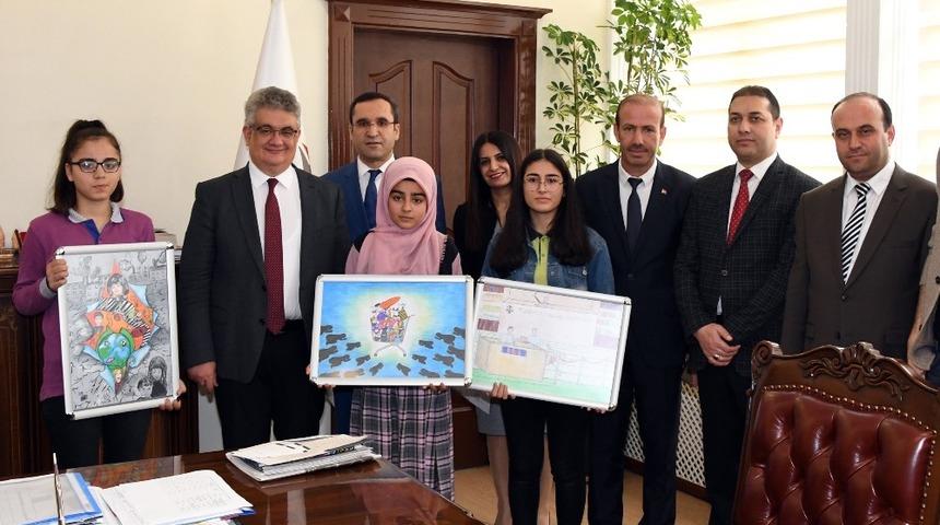 Derece yapan &ouml;ğrenciler &ouml;d&uuml;llendirildi