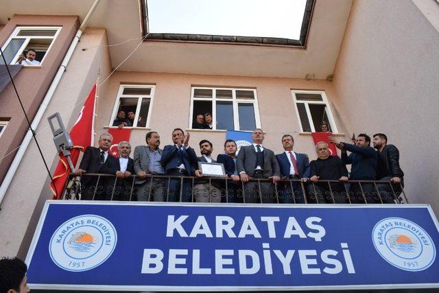 Karataş Belediye Başkanı Necip Topuz mazbatasını aldı