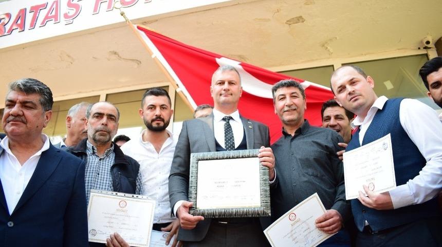 Karataş Belediye Başkanı Necip Topuz mazbatasını aldı