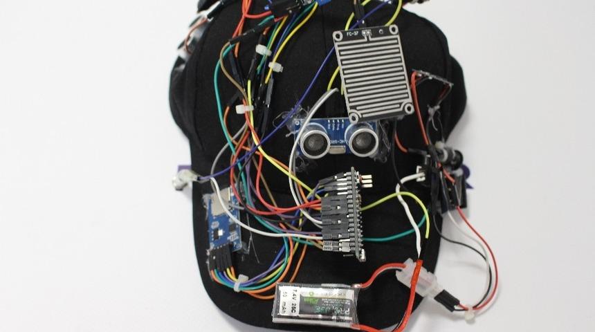 &Ouml;ğrenciden g&ouml;ren ve konuşan şapka