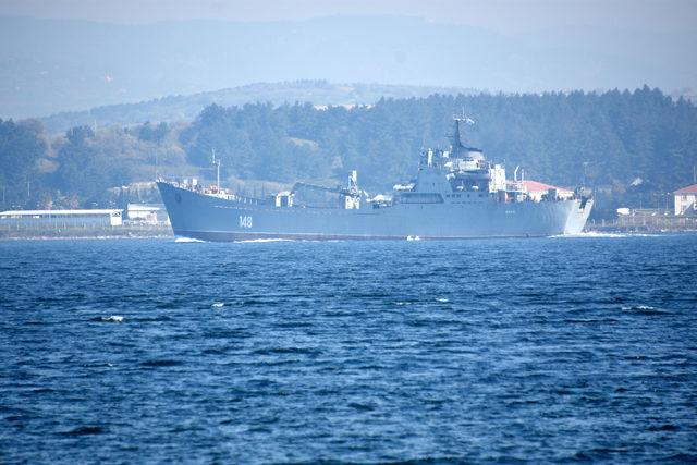 Rus askeri gemisi 'Orsk' Çanakkale Boğazı'ndan geçti