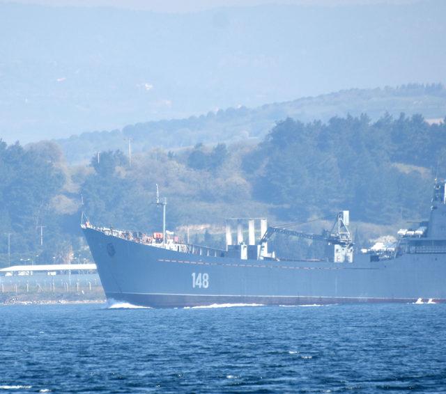 Rus askeri gemisi 'Orsk' Çanakkale Boğazı'ndan geçti