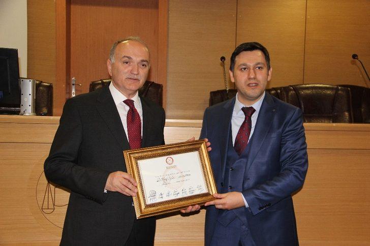 Özlü, mazbatasını alarak belediye başkanlığı makamına oturdu G1