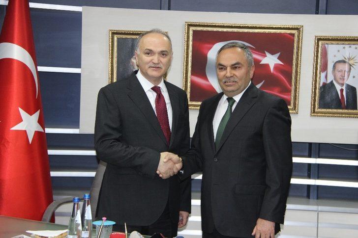 Özlü, mazbatasını alarak belediye başkanlığı makamına oturdu G4