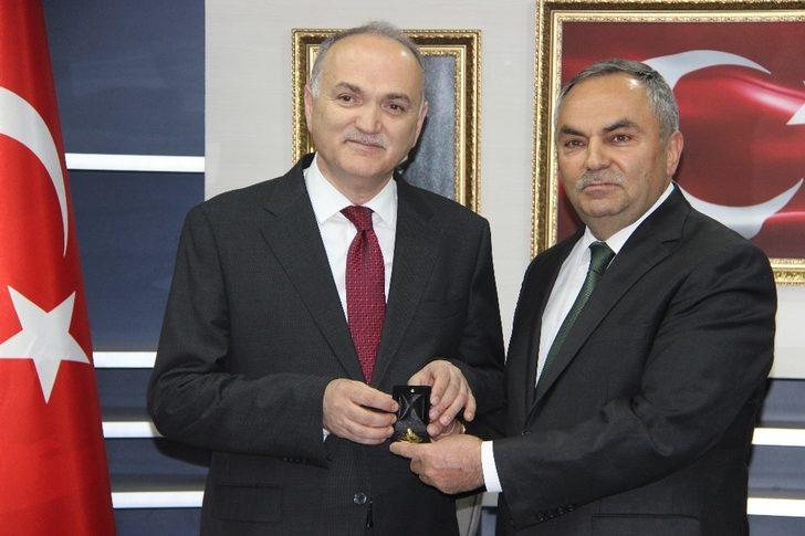 Özlü, mazbatasını alarak belediye başkanlığı makamına oturdu G5