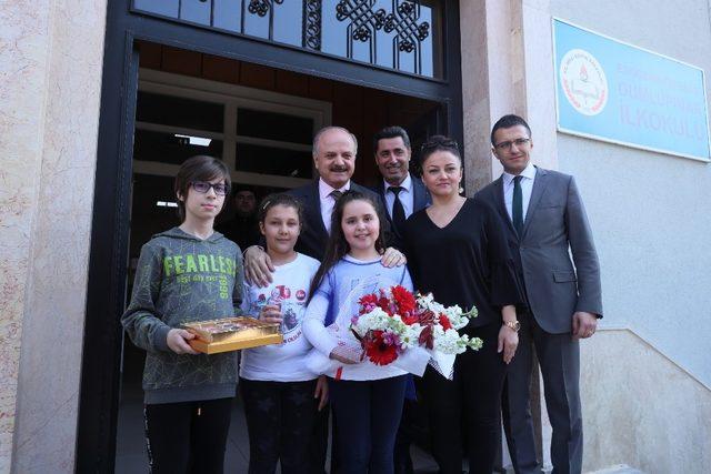 Vali &Ccedil;akacak, Dumlupınar İlkokulu&rsquo;nu ziyaret etti 3