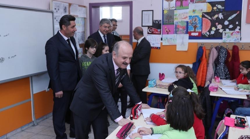 Vali &Ccedil;akacak, Dumlupınar İlkokulu&rsquo;nu ziyaret etti