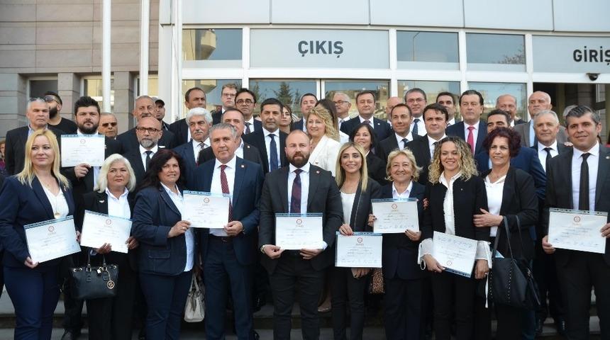 Kuşadası Belediye Başkanı &Ouml;mer G&uuml;nel mazbatasını alarak g&ouml;reve başladı