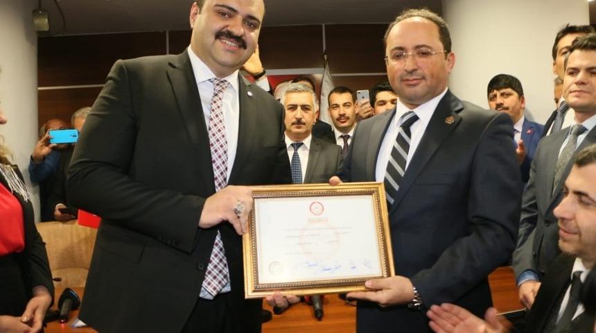 Başkan Orhan mazbatasını aldı