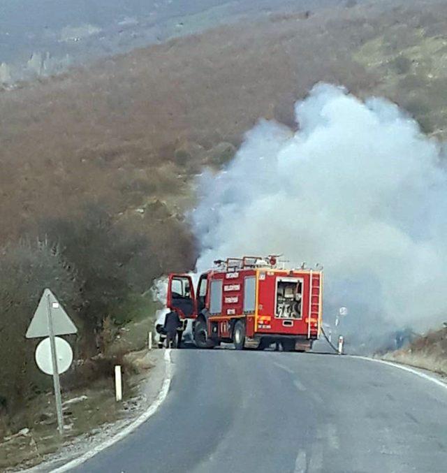 Seyir halindeki otomobil alev alev yandı