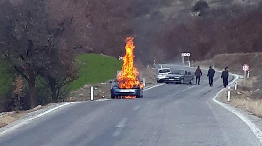 Seyir halindeki otomobil alev alev yandı