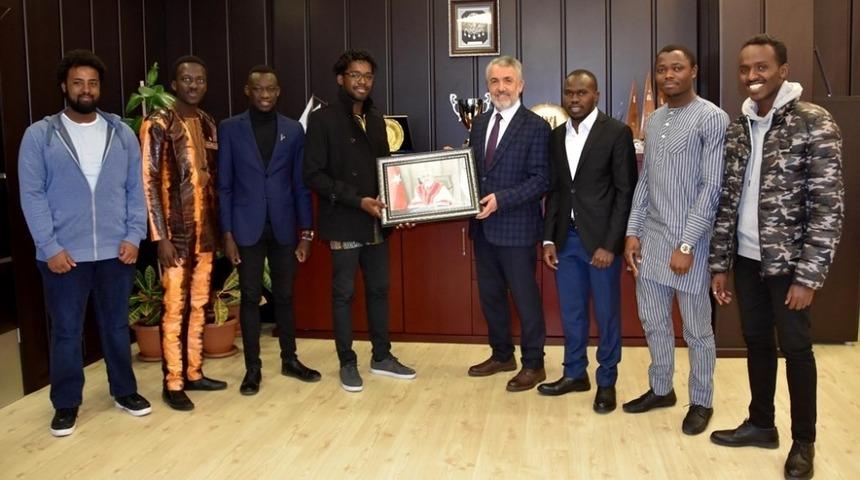 Afrikalı &ouml;ğrencilerden Rekt&ouml;r Bilgi&ccedil;&rsquo;e kara kalem tablo