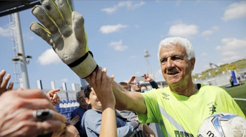 Isaak Hayik(73), profesyonel ma&ccedil;ta forma giyen en yaşlı oyuncu oldu