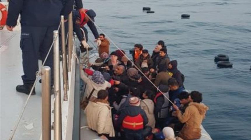 Kuşadası K&ouml;rfezi&rsquo;nde 2 ayrı operasyonda 36&rsquo;sı &ccedil;ocuk 85 ka&ccedil;ak g&ouml;&ccedil;men yakalandı