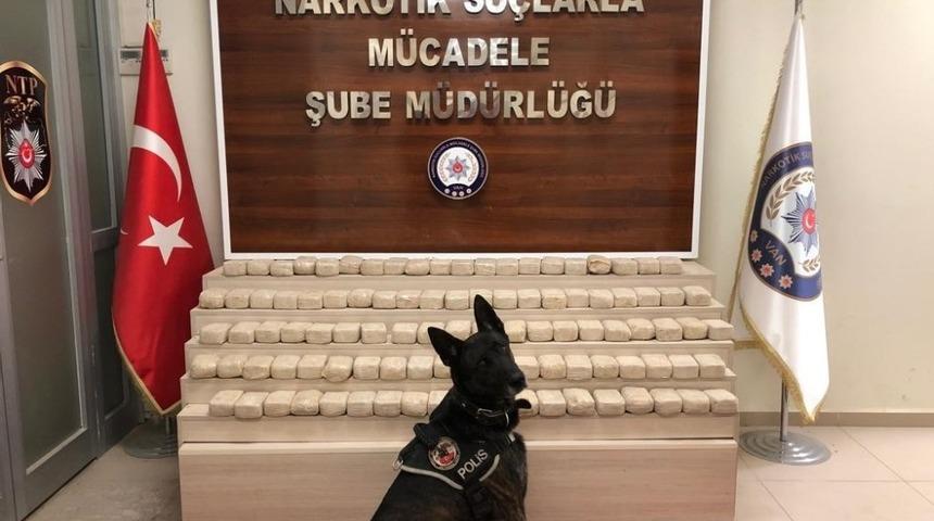 Van&rsquo;da bir minib&uuml;ste 50 kilo 930 gram eroin ele ge&ccedil;irildi