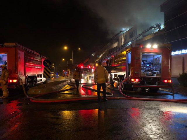Ümraniye'de mobilya mağazası alev alev yandı