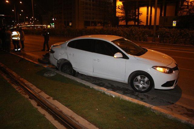 İzmir’de motosiklet ile otomobil çarpıştı: 1 ağır yaralı