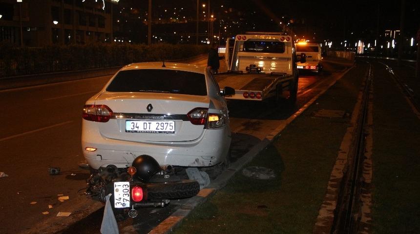 İzmir&rsquo;de motosiklet ile otomobil &ccedil;arpıştı: 1 ağır yaralı