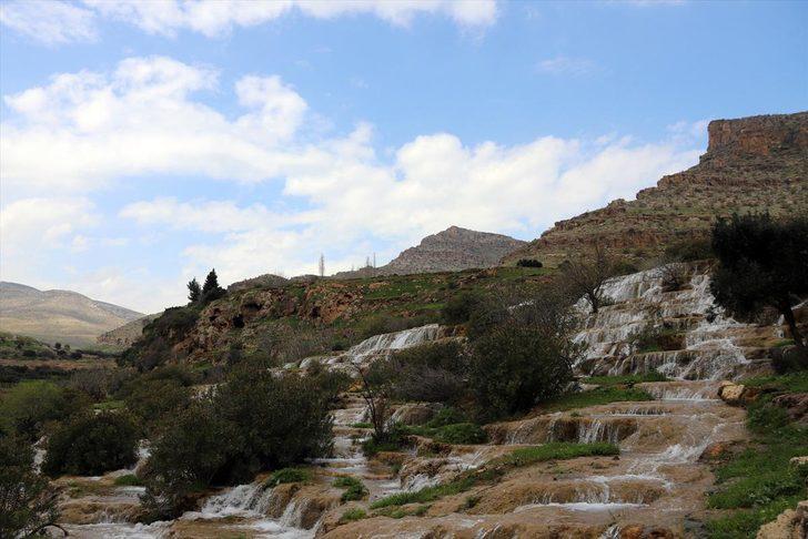 Dağlar arasında gizlenmiş şelaleler keşfedilmeyi bekliyor  G3
