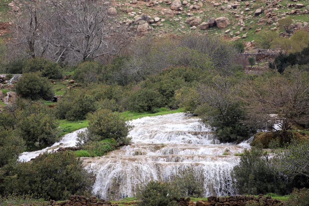 Dağlar arasında gizlenmiş şelaleler keşfedilmeyi bekliyor 