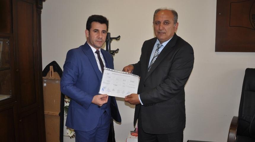 Sumbas ve Mehmetli belediye başkanları mazbatalarını alıp g&ouml;reve başladılar