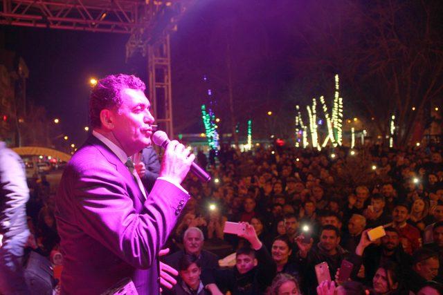Ardahan'da sanatçı başkandan konserli kutlama