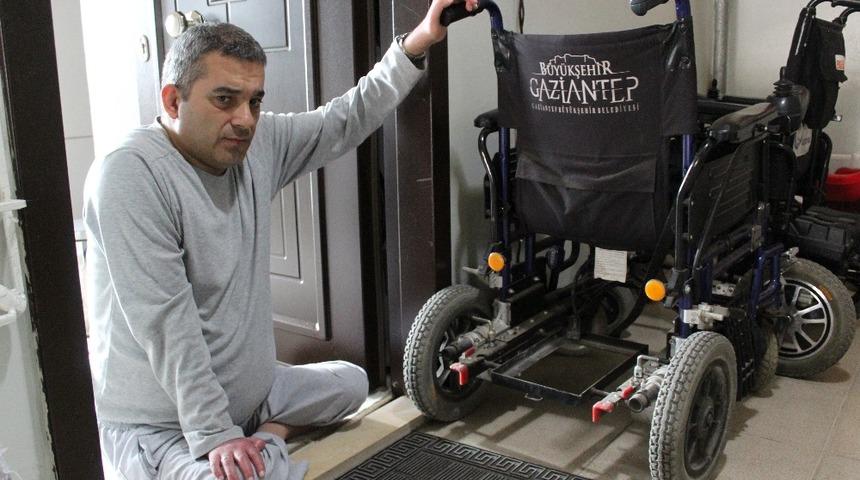 Vicdansız hırsızlar engelli aracındaki ak&uuml;y&uuml; &ccedil;aldılar