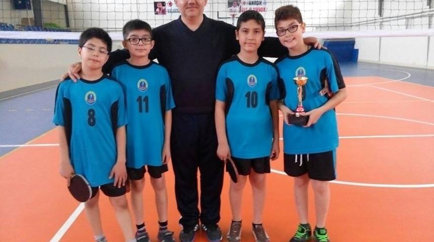 Osmanbey ortaokulu k&uuml;&ccedil;&uuml;k erkekler masa tenisi takımı il birincisi oldu